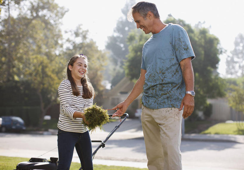 西方人,儿童,中年人,两个人,家庭,父亲,女儿,站,笑,微笑,露齿笑,横图,室外,白天,正面,纯洁,草地,草坪,植物,欧洲,欧洲人,握,阴影,服装,朦胧,模糊,光线,工具,影子,拿,拿着,扭头,注视,休闲装,草,树,树木,小孩,衣服,绿色,天空,阳光,自然,天,观察,看,站着,转头,休闲,温暖,温馨,父女,一家人,休闲服,器械,父爱,可爱,童年,童趣,握着,服饰,生长,成长,观看,割草机,和睦,察看,切割,关注,锄草,除草机,童真,烂漫,无邪,农具,耕具,修整,天真,男人,男性,女孩,中年男性,白种人,孩子,站立,半身,彩图,草坪修剪机,剪草机,融洽,女生