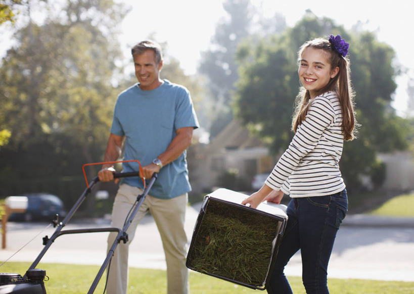 西方人,儿童,中年人,两个人,家庭,父亲,女儿,走,推,笑,搬运,微笑,露齿笑,横图,室外,白天,正面,纯洁,草地,草坪,植物,欧洲,欧洲人,阴影,服装,朦胧,模糊,光线,包装,工具,影子,纸箱,扭头,注视,休闲装,草,树,树木,小孩,衣服,绿色,天空,阳光,自然,容器,箱子,天,观察,看,转头,休闲,温暖,温馨,父女,一家人,休闲服,器械,父爱,可爱,童年,童趣,服饰,生长,成长,观看,割草机,和睦,察看,切割,关注,纸板箱,锄草,除草机,童真,烂漫,无邪,农具,包装箱,耕具,修整,天真,男人,男性,女孩,中年男性,白种人,孩子,搬,步行,散步,走路,半身,彩图,草坪修剪机,剪草机,融洽,女生