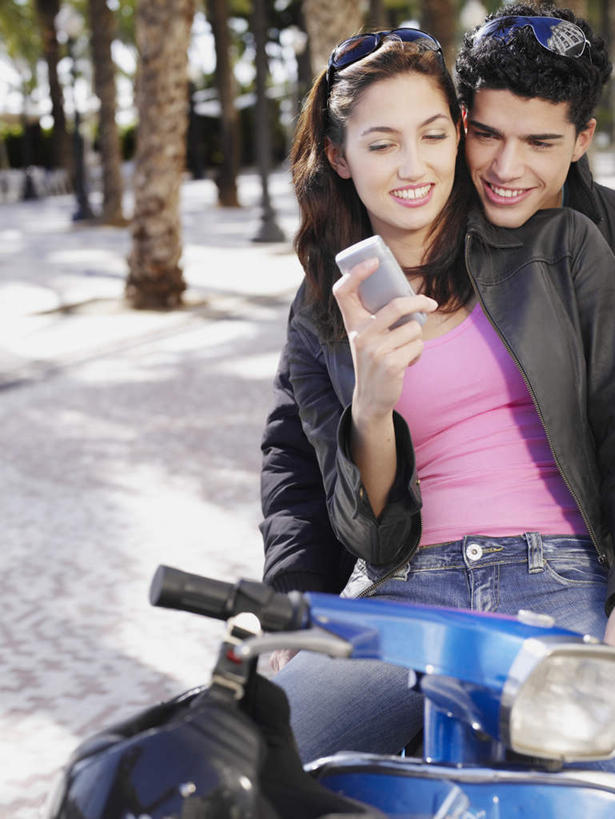 西方人,两个人,坐,笑,打电话,微笑,露齿笑,竖图,室外,白天,正面,爱情,植物,摩托车,棕榈树,电话,手机,叶子,欧洲,欧洲人,一辆,握,阴影,服装,光线,墨镜,眼镜,影子,绿叶,浪漫,注视,休闲装,通讯设备,车,树,树木,衣服,绿色,阳光,自然,太阳镜,太阳眼镜,交通工具,观察,看,休闲,温暖,温馨,休闲服,嫩叶,遮阳镜,恩爱,握着,恋人,服饰,生长,成长,观看,和睦,察看,关注,载具,棕榈叶,一部,两幅,交流,男人,男性,年轻男性,年轻女性,女人,女性,白种人,情侣,叶,叶片,沟通,通话,坐着,半身,彩图,伴侣,融洽