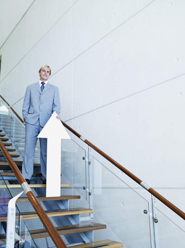 西方人,一个人,商务人士,商务男性,栏杆,站,竖图,室内,白天,仰视,衬衫,楼梯,欧洲,欧洲人,仅一个男性,仅一个人,阴影,套装,反射,扶手,影子,阶梯,墙,注视,方向,护栏,箭头,墙壁,墙面,台阶,仅一个年轻男性,白色,观察,看,站着,观看,察看,指向,关注,商务装,工薪阶层,簇,男人,男性,年轻男性,白种人,白领,上班族,站立,彩图,低角度拍摄,全身,衬衣