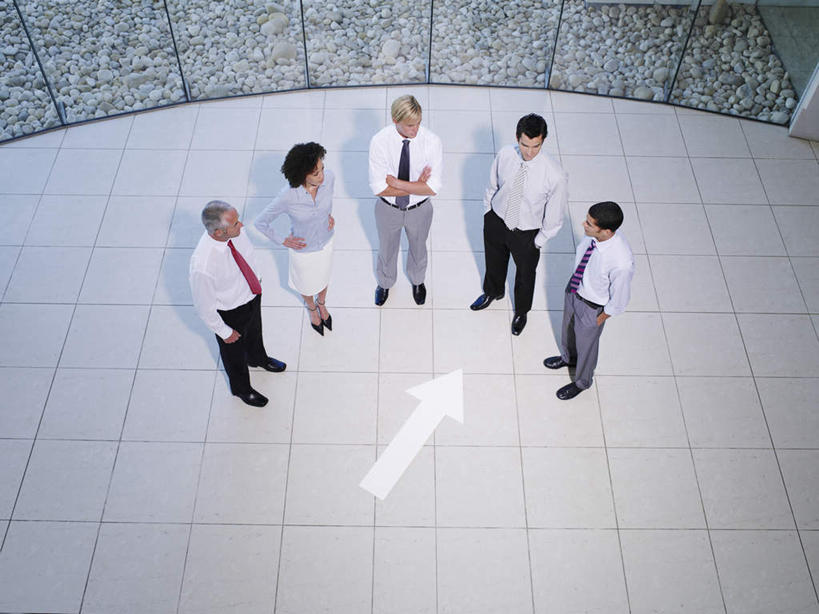 西方人,同事,商务人士,商务男性,商务女性,站,双手交叉,横图,俯视,室内,白天,衬衫,成功,合作,团队,集体,信心,窗户,落地窗,欧洲,欧洲人,五个人,套装,瓷砖,地砖,地面,许多人,注视,方向,队伍,玻璃窗,箭头,观察,看,站着,一群人,观看,察看,领导,双手抱胸,指向,成就,关注,商务装,合伙,领袖,工薪阶层,簇,男人,男性,年轻男性,年轻女性,女人,女性,中年男性,白种人,白领,上班族,站立,彩图,高角度拍摄,全身,衬衣