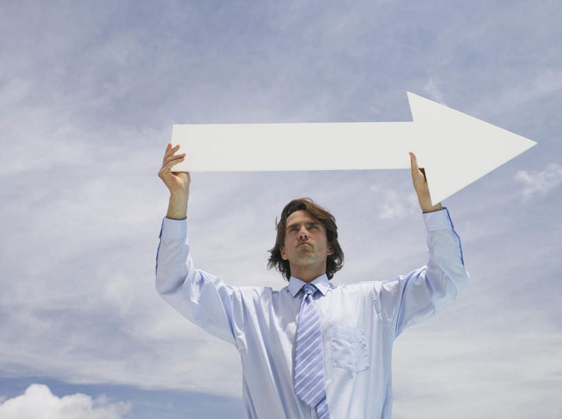 西方人,一个人,商务人士,商务男性,站,举,横图,室外,白天,仰视,衬衫,欧洲,欧洲人,仅一个男性,仅一个人,握,套装,云,云朵,拿,云彩,拿着,注视,方向,箭头,仅一个年轻男性,蓝色,白云,蓝天,天空,天,观察,看,托,站着,握着,晴朗,观看,察看,指向,关注,商务装,工薪阶层,簇,男人,男性,年轻男性,白种人,白领,上班族,晴空,举起,举手,举着,向上举,向上伸,向上托,站立,半身,彩图,低角度拍摄,衬衣