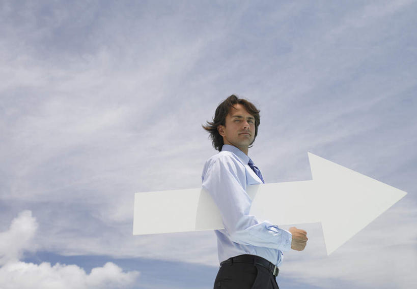 西方人,一个人,商务人士,商务男性,站,横图,室外,白天,仰视,衬衫,欧洲,欧洲人,仅一个男性,仅一个人,握,套装,云,云朵,拿,云彩,拿着,扭头,注视,方向,箭头,仅一个年轻男性,蓝色,白云,蓝天,天空,天,观察,看,站着,转头,握着,晴朗,观看,察看,指向,关注,商务装,工薪阶层,簇,男人,男性,年轻男性,白种人,白领,上班族,晴空,站立,半身,彩图,低角度拍摄,衬衣