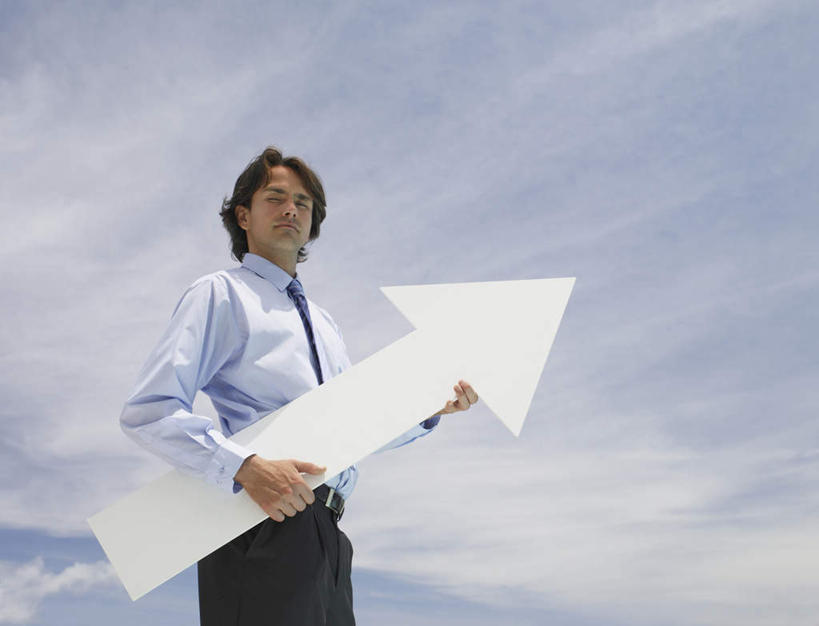 西方人,一个人,商务人士,商务男性,站,横图,室外,白天,仰视,衬衫,欧洲,欧洲人,仅一个男性,仅一个人,握,套装,云,云朵,拿,云彩,拿着,扭头,注视,方向,箭头,仅一个年轻男性,蓝色,白云,蓝天,天空,天,观察,看,站着,转头,握着,晴朗,观看,察看,指向,关注,商务装,工薪阶层,簇,男人,男性,年轻男性,白种人,白领,上班族,晴空,站立,半身,彩图,低角度拍摄,衬衣