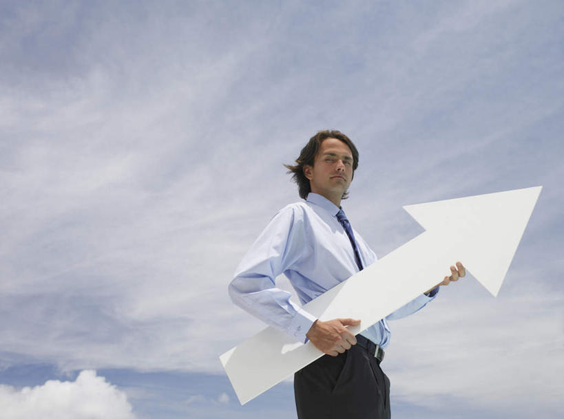 西方人,一个人,商务人士,商务男性,站,横图,室外,白天,仰视,衬衫,欧洲,欧洲人,仅一个男性,仅一个人,握,套装,云,云朵,拿,云彩,拿着,扭头,注视,方向,箭头,仅一个年轻男性,蓝色,白云,蓝天,天空,天,观察,看,站着,转头,握着,晴朗,观看,察看,指向,关注,商务装,工薪阶层,簇,男人,男性,年轻男性,白种人,白领,上班族,晴空,站立,半身,彩图,低角度拍摄,衬衣