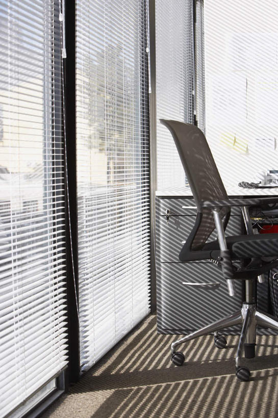 无人,办公室,竖图,室内,白天,正面,窗户,家具,桌子,椅子,阴影,光线,影子,百叶窗,办公桌,阳光,会议椅,办公椅,办公家具,商务椅,培训椅,彩图