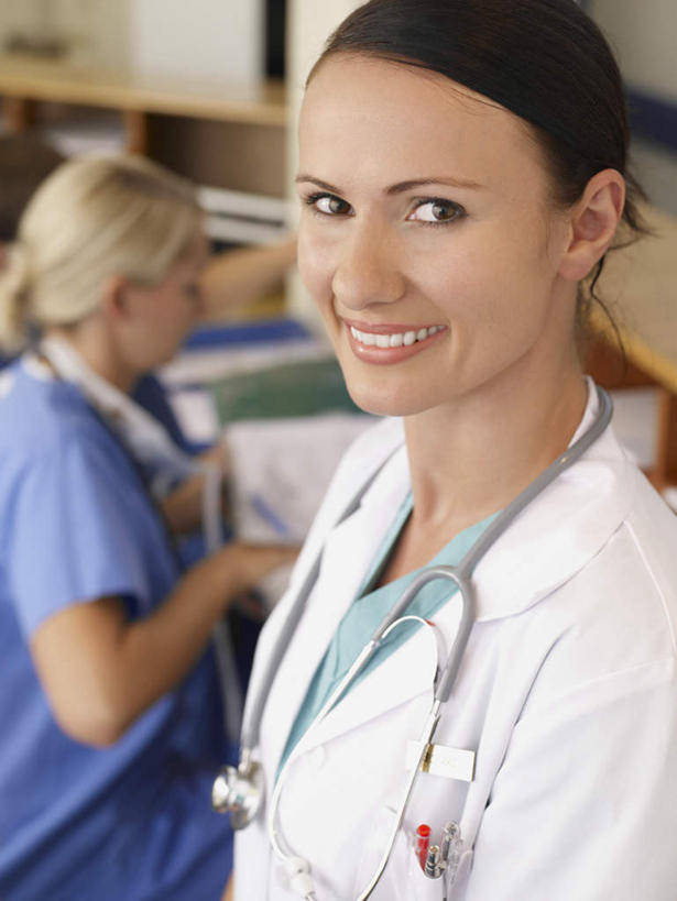 西方人,同事,医生,医院,站,坐,笑,微笑,露齿笑,竖图,室内,白天,正面,工作服,制服,成功,合作,团队,集体,信心,欧洲,欧洲人,阴影,朦胧,模糊,反射,分离,影子,墙,过滤,分开,注视,队伍,墙壁,墙面,一个,口罩,听诊器,观察,看,站着,医护人员,医疗人员,隔断,遮掩,单个,观看,隔离,察看,医疗设备,卫生,领导,掩盖,个人,遮挡,成就,关注,净化,间隔,医疗器械,预防,医疗工具,合伙,领袖,遮盖,防尘,医疗机构,掩饰,断绝,隔开,屏蔽,屏绝,远离,中断,阻遏,阻隔,工作制服,检测工具,男人,男性,年轻男性,年轻女性,女人,女性,白种人,大夫,站立,坐着,半身,彩图,工作套服,病院,诊所