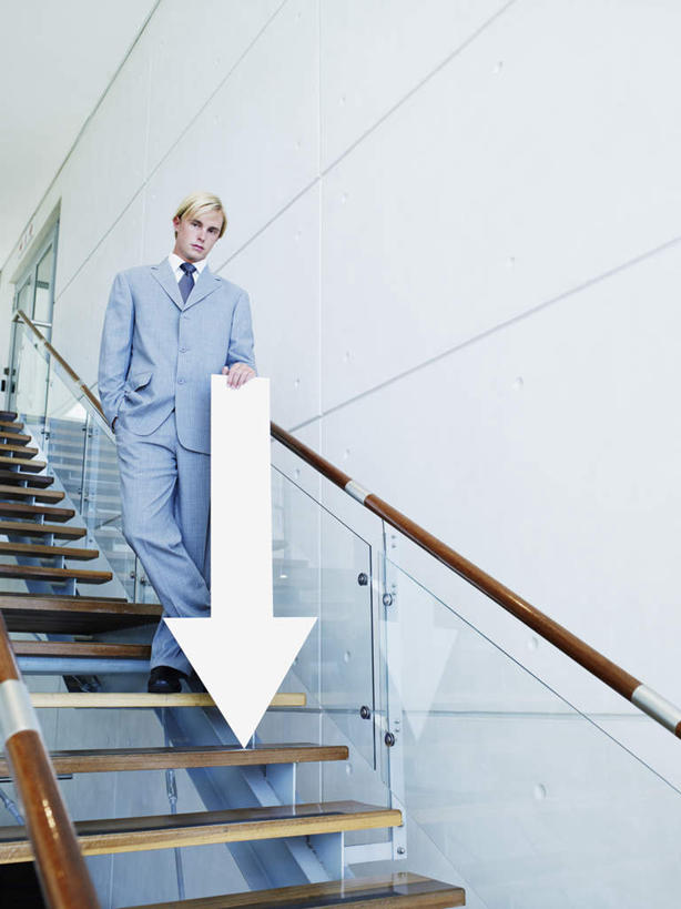 西方人,一个人,商务人士,商务男性,办公室,栏杆,走,竖图,室内,白天,仰视,衬衫,楼梯,欧洲,欧洲人,仅一个男性,仅一个人,套装,扶手,阶梯,墙,注视,方向,护栏,箭头,墙壁,墙面,台阶,仅一个年轻男性,观察,看,观看,察看,指向,关注,商务装,工薪阶层,簇,男人,男性,年轻男性,白种人,白领,上班族,步行,散步,走路,彩图,低角度拍摄,全身,衬衣