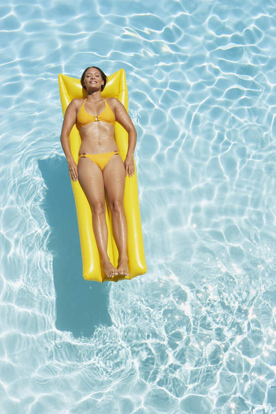 西方人,一个人,体育馆,游泳池,躺,闭眼,竖图,俯视,室外,白天,泳装,比基尼,水,船,欧洲,欧洲人,仅一个年轻女性,仅一个女性,仅一个人,一艘,阴影,光线,影子,水池,水面,泳池,阳光,交通工具,充气船,游泳馆,载具,卧着,年轻女性,女人,女性,白种人,闭眼睛,闭着眼,闭着眼睛,躺着,卧,彩图,高角度拍摄,全身,三点式,泳衣