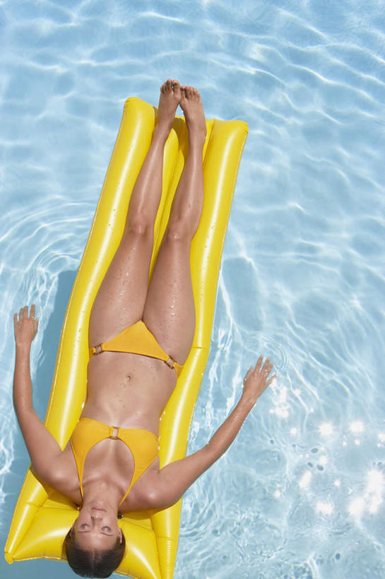 西方人,一个人,体育馆,游泳池,躺,闭眼,竖图,俯视,室外,白天,泳装,比基尼,水,船,欧洲,欧洲人,仅一个年轻女性,仅一个女性,仅一个人,一艘,阴影,光线,影子,水池,水面,泳池,阳光,交通工具,充气船,游泳馆,载具,卧着,年轻女性,女人,女性,白种人,闭眼睛,闭着眼,闭着眼睛,躺着,卧,彩图,高角度拍摄,全身,三点式,泳衣