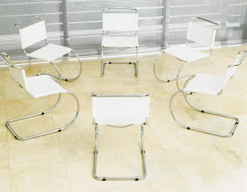 无人,横图,室内,白天,正面,窗户,地板,落地窗,椅子,地面,木地板,玻璃窗,白色,会议椅,办公椅,商务椅,培训椅,彩图