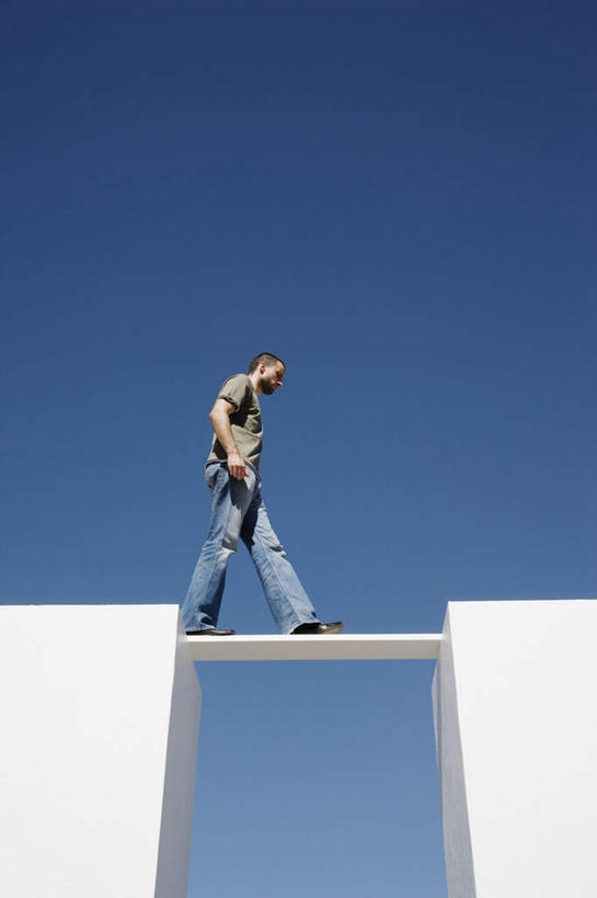 西方人,一个人,走,竖图,室外,白天,仰视,欧洲,欧洲人,仅一个男性,仅一个人,服装,墙,缺口,注视,休闲装,墙壁,墙面,仅一个年轻男性,衣服,蓝色,白色,蓝天,天空,天,低头,观察,看,休闲,休闲服,服饰,晴朗,观看,察看,关注,独木桥,底座,万里无云,垂头,男人,男性,年轻男性,白种人,晴空,晴空万里,步行,散步,走路,彩图,低角度拍摄,全身