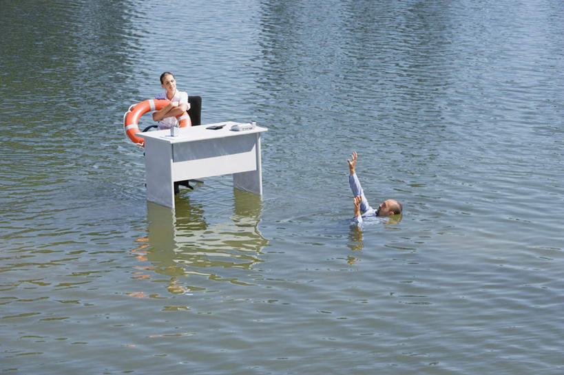 游泳,西方人,两个人,同事,商务人士,商务男性,商务女性,站,举,横图,室外,白天,正面,成功,合作,团队,集体,信心,河流,水,家具,桌子,椅子,欧洲,欧洲人,一把,握,阴影,波纹,套装,光线,救生圈,影子,塑料,办公桌,河水,水流,涟漪,注视,队伍,一个,倒影,水纹,阳光,会议椅,塑料制品,游泳圈,波浪,观察,看,托,站着,握着,充气,单个,观看,办公椅,察看,倒映,领导,救生,成就,关注,灾难,商务装,合伙,领袖,救援,工薪阶层,水晕,办公家具,商务椅,培训椅,泅水,反照,救济,营救,男人,男性,年轻男性,年轻女性,女人,女性,白种人,白领,上班族,举起,举手,举着,向上举,向上伸,向上托,站立,半身,彩图