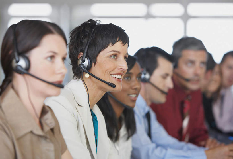 西方人,同事,商务人士,商务男性,商务女性,坐,笑,微笑,露齿笑,横图,室内,白天,侧面,衬衫,通讯,成功,合作,团队,集体,信心,客服,窗户,欧洲,非洲,黑人,欧洲人,一排,阴影,套装,朦胧,模糊,整齐,反射,信息,影子,许多人,话务员,注视,队伍,玻璃窗,排列,耳机,耳麦,话筒,观察,看,一群人,服务,通信,观看,协调,察看,麦克风,领导,头戴式耳麦,成就,队列,关注,销售,商务装,合伙,领袖,工薪阶层,客服人员,电话销售,接待员,男人,男性,年轻男性,年轻女性,女人,女性,中年男性,白种人,非洲人,白领,接线员,上班族,坐着,半身,彩图,衬衣,头戴式耳机