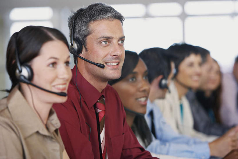 西方人,同事,商务人士,商务男性,商务女性,坐,笑,微笑,露齿笑,横图,室内,白天,侧面,衬衫,通讯,成功,合作,团队,集体,信心,客服,窗户,欧洲,非洲,黑人,欧洲人,一排,阴影,套装,朦胧,模糊,整齐,反射,信息,影子,许多人,话务员,注视,队伍,玻璃窗,排列,耳机,耳麦,话筒,观察,看,一群人,服务,通信,观看,协调,察看,麦克风,领导,头戴式耳麦,成就,队列,关注,销售,商务装,合伙,领袖,工薪阶层,客服人员,电话销售,接待员,男人,男性,年轻男性,年轻女性,女人,女性,中年男性,白种人,非洲人,白领,接线员,上班族,坐着,半身,彩图,衬衣,头戴式耳机