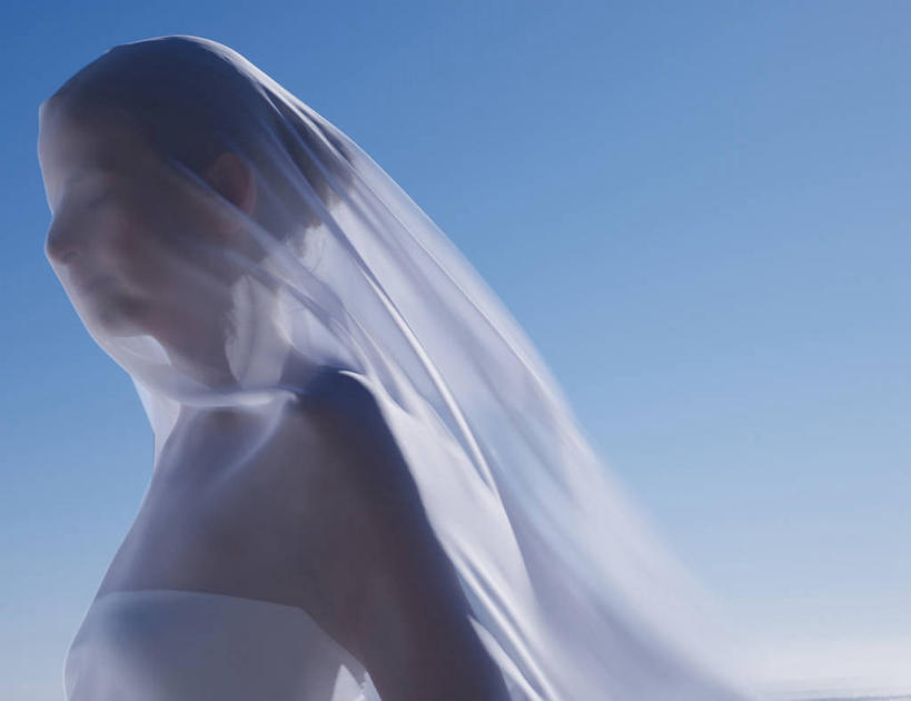 西方人,一个人,站,闭眼,横图,室外,白天,仰视,欧洲,欧洲人,仅一个年轻女性,仅一个女性,仅一个人,阴影,服装,柔软,透明,光线,布,影子,布纹,衣服,蓝色,白色,蓝天,天空,阳光,抹胸,天,站着,遮,遮掩,服饰,轻薄,晴朗,飘逸,布匹,掩盖,遮挡,衣着,穿着,遮盖,万里无云,掩饰,衣饰,雪纺,露脐装,年轻女性,女人,女性,白种人,晴空,晴空万里,闭眼睛,闭着眼,闭着眼睛,站立,半身,彩图,低角度拍摄,丝织物,乔其纱,乔其绉,乔琪纱