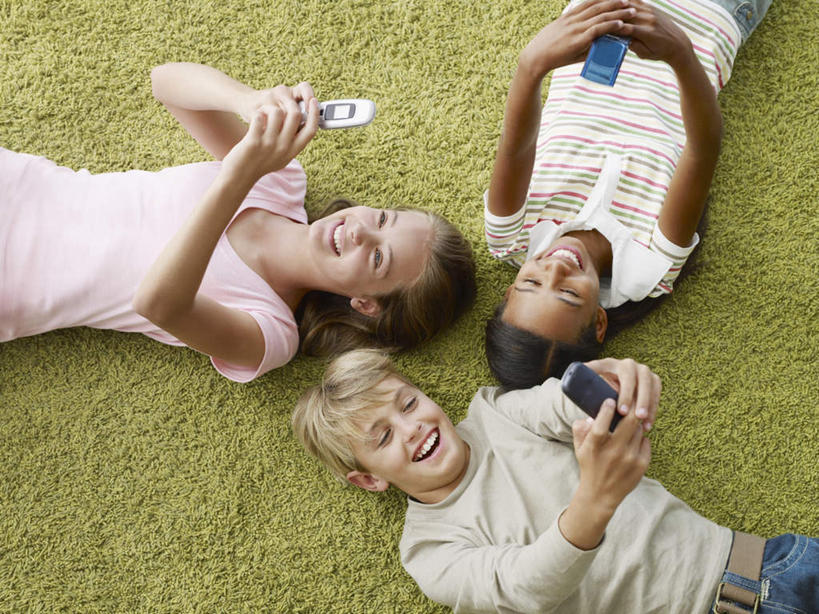 西方人,儿童,三个人,躺,举,笑,打电话,微笑,露齿笑,横图,俯视,室内,白天,纯洁,地毯,电话,手机,欧洲,非洲,黑人,欧洲人,握,服装,装饰,编织,手工艺品,织物,注视,休闲装,通讯设备,小孩,衣服,绿色,工艺品,观察,看,托,休闲,休闲服,可爱,童年,童趣,握着,服饰,观看,华丽,修饰,点缀,察看,关注,童真,烂漫,无邪,衬托,美观,雅致,雅观,三部,卧着,交流,天真,男孩,男人,男性,女孩,女人,女性,白种人,非洲人,沟通,举起,举手,举着,躺着,通话,卧,向上举,向上伸,向上托,半身,彩图,高角度拍摄,男生,女生