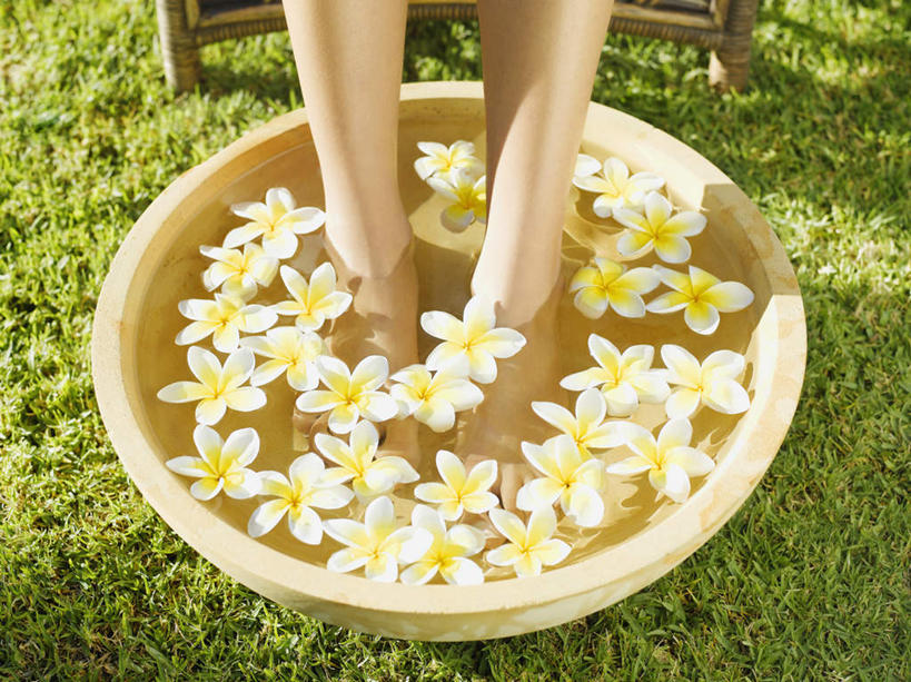 西方人,腿部,脚,脚趾,脚趾甲,腿,一个人,横图,俯视,室外,特写,白天,旅游,度假,草地,草坪,植物,椅子,欧洲,欧洲人,仅一个年轻女性,仅一个女性,仅一个人,阴影,盛开,光线,影子,木椅,花蕾,娱乐,干净,洗脚,草,花,花瓣,花朵,鲜花,绿色,阳光,花苞,花蕊,清洁,享受,休闲,健康,放松,保健,足浴,卫生,年轻女性,女人,女性,白种人,脚指甲,清洗,半身,彩图,高角度拍摄