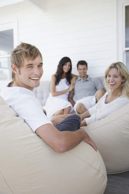 西方人,四个人,伙伴,朋友,家,坐,笑,微笑,露齿笑,竖图,室外,白天,正面,爱情,友谊,椅子,欧洲,欧洲人,服装,房屋,墙,屋子,浪漫,扭头,注视,休闲装,楼房,墙壁,墙面,住宅,衣服,观察,看,转头,休闲,温暖,温馨,休闲服,恩爱,恋人,服饰,观看,和睦,察看,关注,球椅,太空椅,鸡蛋椅,友情,男人,男性,年轻男性,年轻女性,女人,女性,白种人,情侣,坐着,半身,彩图,房子,伴侣,融洽