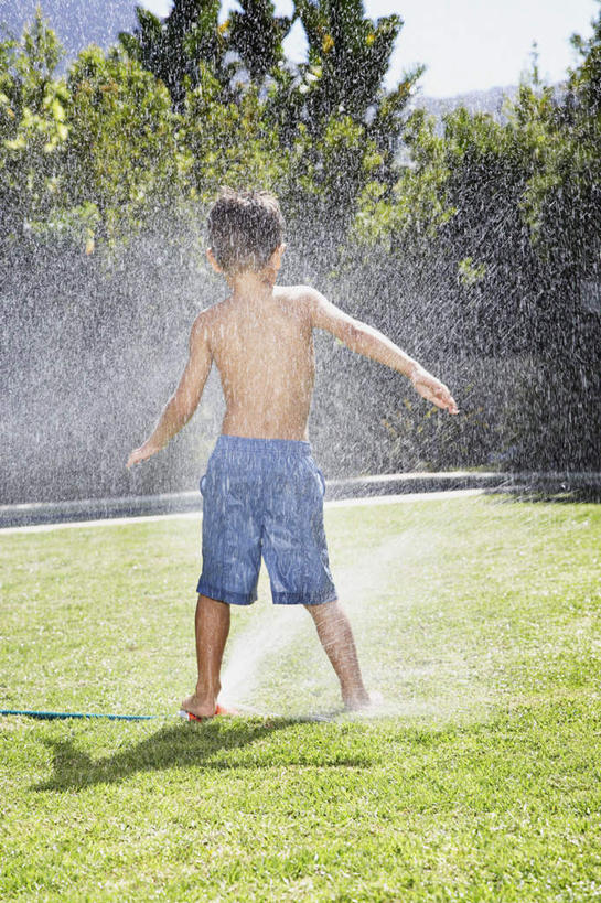 西方人,儿童,一个人,站,伸展双臂,竖图,室外,白天,纯洁,草地,草坪,水,植物,欧洲,欧洲人,仅一个男性,仅一个人,阴影,飞溅,泳裤,溅,光线,液体,影子,水滴,裸露,水珠,草,树,树木,小孩,背面,绿色,阳光,自然,站着,仅一个小孩,可爱,童年,童趣,生长,成长,喷洒,裸,童真,烂漫,无邪,洒水机,天真,男孩,男人,男性,白种人,孩子,敞开双臂,伸开双臂,展开双肩,站立,张开手臂,张开双臂,彩图,全身,男生