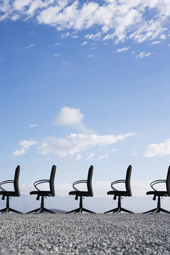 无人,竖图,室外,白天,正面,美景,道路,路,公路,椅子,一排,许多,阴影,整齐,光线,影子,景观,云,云朵,交通,云彩,排列,蓝色,白云,蓝天,天空,阳光,自然,会议椅,天,景色,晴朗,五把,办公椅,队列,自然风光,商务椅,培训椅,晴空,马路,彩图