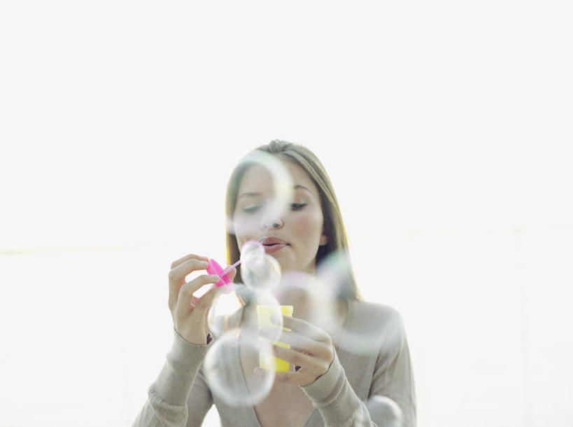 西方人,一个人,站,横图,室外,白天,仰视,欧洲,欧洲人,仅一个年轻女性,仅一个女性,仅一个人,握,服装,拿,拿着,注视,休闲装,衣服,泡泡,吹,观察,看,站着,休闲,休闲服,握着,服饰,观看,察看,关注,泡泡机,年轻女性,女人,女性,白种人,站立,半身,彩图,低角度拍摄