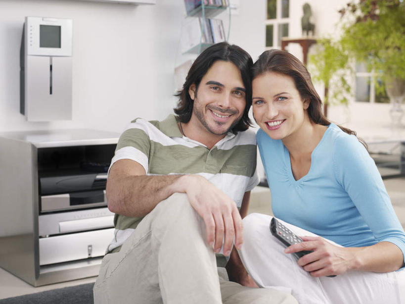 西方人,两个人,客厅,坐,笑,微笑,露齿笑,横图,室内,白天,正面,爱情,植物,窗户,欧洲,欧洲人,阴影,服装,反射,影子,墙,浪漫,注视,休闲装,玻璃窗,墙壁,墙面,树,树木,衣服,绿色,白色,自然,遥控器,观察,看,休闲,温暖,温馨,休闲服,恩爱,恋人,服饰,生长,成长,观看,和睦,察看,起居室,影碟机,关注,DVD播放器,DVD播放机,DVD影碟机,光盘存储器,数字多功能光盘,客堂,男人,男性,年轻男性,女人,女性,中年女性,白种人,情侣,坐着,半身,彩图,伴侣,融洽