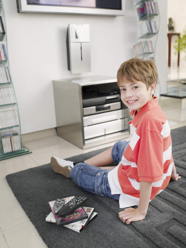 西方人,儿童,一个人,坐,竖图,室内,白天,纯洁,地毯,电视,欧洲,欧洲人,仅一个男性,仅一个人,撑,服装,装饰,编织,手工艺品,墙,织物,扭头,注视,休闲装,墙壁,墙面,小孩,背面,衣服,工艺品,观察,看,转头,仅一个小孩,休闲,休闲服,可爱,童年,童趣,服饰,观看,华丽,修饰,点缀,察看,撑着,影碟机,关注,DVD播放器,彩电,童真,烂漫,无邪,衬托,美观,雅致,雅观,彩色电视机,显像管屏,显像管屏幕,DVD播放机,DVD影碟机,光盘存储器,数字多功能光盘,天真,男孩,男人,男性,白种人,孩子,电视机,坐着,彩图,全身,男生