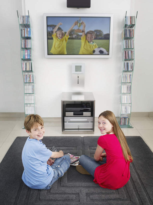 西方人,儿童,两个人,家庭,坐,笑,微笑,露齿笑,竖图,室内,白天,纯洁,地毯,电视,欧洲,欧洲人,服装,装饰,编织,手工艺品,墙,织物,扭头,注视,休闲装,墙壁,墙面,小孩,背面,衣服,工艺品,观察,看,转头,休闲,温暖,温馨,一家人,休闲服,可爱,童年,童趣,服饰,观看,华丽,修饰,点缀,和睦,察看,影碟机,关注,DVD播放器,彩电,童真,烂漫,无邪,衬托,美观,雅致,雅观,彩色电视机,显像管屏,显像管屏幕,DVD播放机,DVD影碟机,光盘存储器,数字多功能光盘,天真,男孩,男人,男性,女孩,女人,女性,白种人,电视机,坐着,彩图,全身,融洽,男生,女生