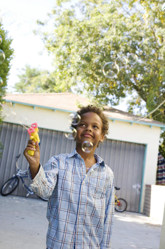 西方人,儿童,一个人,站,竖图,室外,白天,仰视,游戏,纯洁,植物,玩具,欧洲,非洲,黑人,欧洲人,仅一个男性,仅一个人,握,阴影,服装,光线,影子,拿,玩,拿着,注视,休闲装,娱乐,树,树木,小孩,衣服,绿色,阳光,自然,观察,看,站着,仅一个小孩,休闲,休闲服,可爱,童年,童趣,益智,握着,服饰,生长,成长,观看,活动,水枪,察看,发泄,关注,消遣,智力,童真,烂漫,无邪,宣泄,玩具水枪,天真,男孩,男人,男性,非洲人,孩子,玩耍,嬉戏,站立,半身,彩图,低角度拍摄,男生