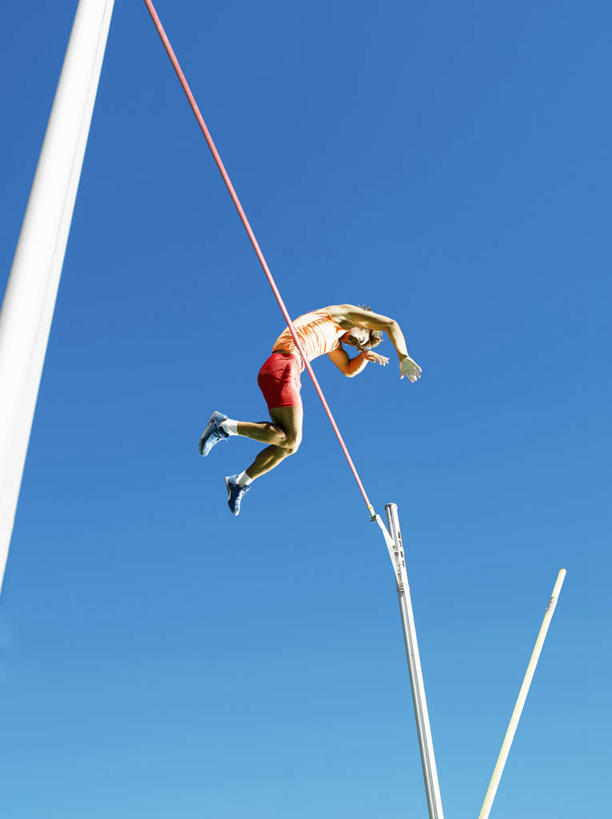 西方人,一个人,运动员,体育馆,运动场,跳,竖图,室外,白天,仰视,运动服,锻炼,快乐,比赛,运动,竞争,撑杆跳高,欧洲,欧洲人,仅一个男性,仅一个人,阴影,服装,光线,影子,半空,娱乐,体育场,仅一个年轻男性,衣服,蓝色,蓝天,天空,阳光,天,休闲,服饰,晴朗,体育运动,衣着,穿着,万里无云,运动馆,衣饰,撑竿跳,撑竿跳高,体育,撑杆跳,男人,男性,年轻男性,白种人,晴空,晴空万里,体育运动员,运动选手,跳跃,彩图,低角度拍摄,全身,健身,运动装