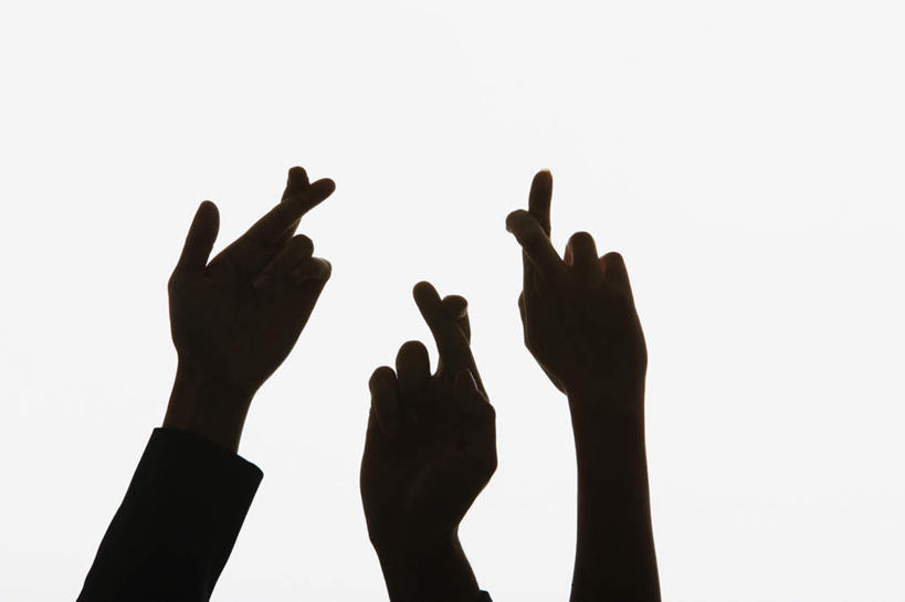 西方人,手,中指,三个人,伙伴,朋友,举,交叉,横图,室内,特写,白天,白色背景,正面,友谊,欧洲,欧洲人,曲折,背光,祈祷,手势,托,手部,摄影,影棚,期待,虚假,誓言,食指,亲近,逆光,祝愿,期盼,邪恶,结束,终结,完成,赌咒,撒谎,欺骗,谎言,隐瞒,相交,交集,幸运,友情,男人,男性,女人,女性,中年男性,中年女性,白种人,举起,举手,举着,向上举,向上伸,向上托,半身,彩图,影棚拍摄,拍摄