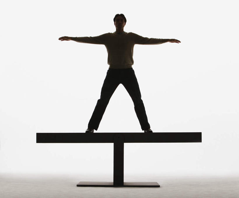 西方人,一个人,站,伸展双臂,横图,室内,白天,白色背景,正面,游戏,玩具,欧洲,欧洲人,仅一个男性,仅一个人,仅一个中年男性,服装,木板,背光,玩,注视,休闲装,娱乐,衣服,观察,看,站着,休闲,休闲服,跷跷板,益智,摄影,服饰,影棚,观看,张开双腿,活动,察看,发泄,关注,消遣,智力,逆光,宣泄,展开双腿,男人,男性,中年男性,白种人,敞开双臂,伸开双臂,玩耍,嬉戏,展开双肩,站立,张开手臂,张开双臂,彩图,全身,影棚拍摄,拍摄,伸展双腿