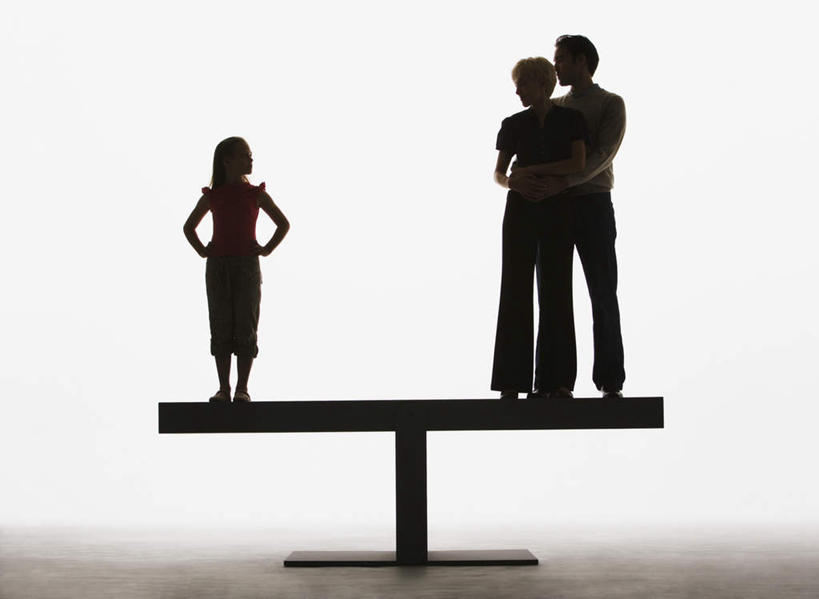 西方人,儿童,三个人,家庭,夫妻,母亲,父亲,女儿,站,双手交叉,横图,室内,白天,白色背景,正面,爱情,游戏,纯洁,玩具,欧洲,欧洲人,阴影,服装,反射,影子,背光,浪漫,玩,扭头,注视,休闲装,娱乐,手叉腰,小孩,衣服,叉腰,观察,看,站着,转头,休闲,温暖,温馨,父女,母女,三口之家,一家人,休闲服,翘翘板,恩爱,父爱,可爱,母爱,童年,童趣,益智,恋人,摄影,服饰,影棚,观看,活动,和睦,察看,双手抱胸,双手叉腰,发泄,关注,消遣,智力,逆光,童真,烂漫,无邪,宣泄,天真,男人,男性,年轻男性,年轻女性,女孩,女人,女性,白种人,孩子,年轻人,夫妇,情侣,玩耍,嬉戏,站立,彩图,全身,影棚拍摄,拍摄,伴侣,融洽,女生