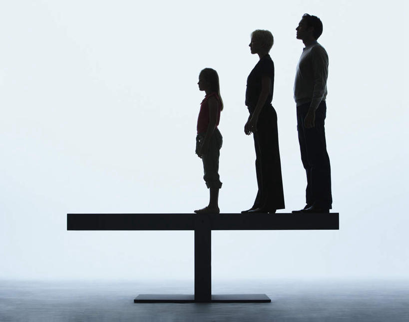 西方人,儿童,三个人,家庭,夫妻,母亲,父亲,女儿,站,横图,室内,白天,侧面,爱情,游戏,纯洁,玩具,欧洲,欧洲人,一排,阴影,蓝色背景,服装,整齐,反射,影子,背光,浪漫,玩,注视,休闲装,娱乐,排列,小孩,衣服,观察,看,站着,休闲,温暖,温馨,父女,母女,三口之家,一家人,休闲服,翘翘板,恩爱,父爱,可爱,母爱,童年,童趣,益智,恋人,摄影,服饰,影棚,观看,活动,和睦,察看,队列,发泄,关注,消遣,智力,逆光,童真,烂漫,无邪,宣泄,天真,男人,男性,年轻男性,年轻女性,女孩,女人,女性,白种人,孩子,年轻人,夫妇,情侣,玩耍,嬉戏,站立,彩图,全身,影棚拍摄,拍摄,伴侣,融洽,女生