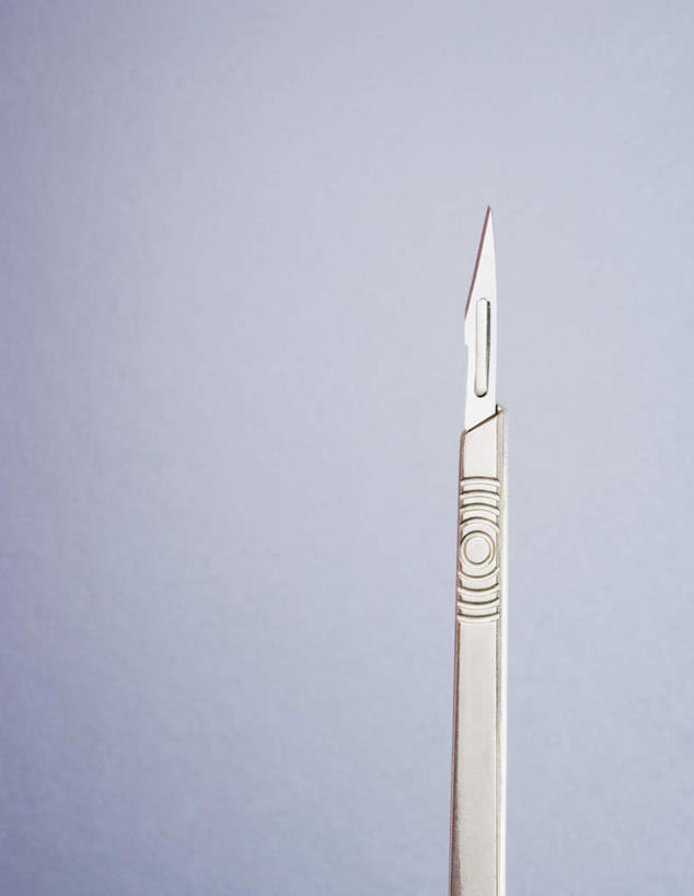 无人,竖图,俯视,室内,特写,白天,静物,金属制品,修剪,阴影,蓝色背景,反射,金属,工具,剪刀,影子,一个,摄影,影棚,单个,裁剪,剪子,剪裁,切割,手术剪刀,手术剪,彩图,高角度拍摄,影棚拍摄,拍摄