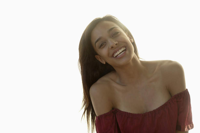 西方人,一个人,站,笑,微笑,露齿笑,横图,室内,白天,白色背景,正面,裙子,欧洲,欧洲人,仅一个年轻女性,仅一个女性,仅一个人,连衣裙,注视,红色,抹胸,观察,看,站着,摄影,影棚,观看,察看,关注,抹胸裙,年轻女性,女人,女性,白种人,站立,半身,彩图,影棚拍摄,拍摄