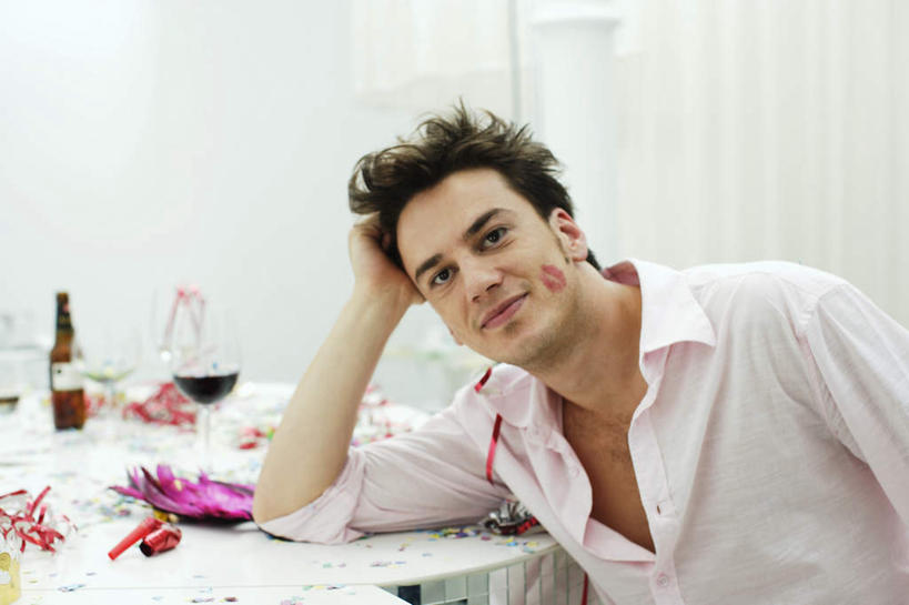 红酒,葡萄酒,西方人,一个人,坐,笑,微笑,横图,室内,白天,正面,衬衫,游戏,桌面,桌子,杯子,玩具,欧洲,欧洲人,仅一个男性,仅一个人,撑,木制,高脚杯,红酒杯,酒类,玩,托腮,注视,娱乐,玻璃制品,酒,饮料,仅一个年轻男性,唇膏,化妆品,酒杯,木制品,口红,观察,看,托,休闲,红葡萄酒,益智,观看,活动,察看,化妆用品,葡萄酒杯,发泄,关注,消遣,智力,托下巴,玩具吹卷,宣泄,唇棒,吹卷,男人,男性,年轻男性,白种人,玻璃杯,玩耍,嬉戏,坐着,半身,彩图,衬衣