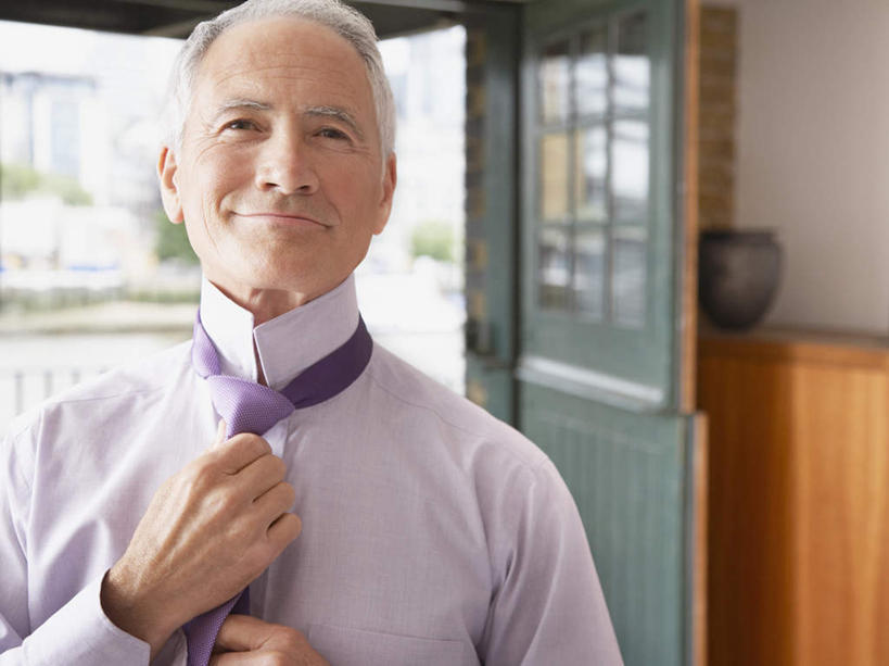 西方人,一个人,商务人士,商务男性,站,笑,微笑,横图,室内,白天,正面,衬衫,门,欧洲,欧洲人,仅一个男性,仅一个人,握,套装,朦胧,模糊,墙,领带,拿,拿着,注视,墙壁,墙面,紫色,门框,观察,看,站着,仅一个老年男性,握着,观看,整理,察看,象征,庄重,关注,商务装,身份,收拾,工薪阶层,正式,地位,整顿,清算,老年男性,男人,男性,白种人,白领,上班族,站立,半身,彩图,衬衣