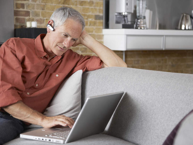 西方人,一个人,客厅,坐,横图,室内,白天,正面,通讯,客服,电脑,笔记本电脑,靠垫,沙发,欧洲,欧洲人,仅一个男性,仅一个人,撑,敲打,服装,网络,信息,墙,靠枕,话务员,托腮,注视,休闲装,输入,通讯设备,墙壁,墙面,衣服,耳机,耳麦,话筒,抱枕,枕头,打字,观察,看,托,仅一个老年男性,休闲,休闲服,服务,通信,服饰,观看,点击,协调,敲击,察看,无线,麦克风,起居室,头戴式耳麦,关注,托下巴,销售,通信设备,无线网络,布艺沙发,无线上网,便携式电脑,客服人员,电话销售,接待员,客堂,按键,手提电脑,老年男性,男人,男性,白种人,接线员,坐着,半身,彩图,头戴式耳机