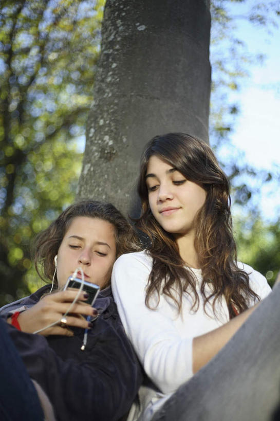 西方人,两个人,家庭,坐,笑,微笑,竖图,室外,白天,仰视,陶醉,快乐,满意,幸福,树林,植物,欧洲,欧洲人,握,服装,朦胧,模糊,云,云朵,音响,音乐,拿,云彩,音乐播放器,拿着,注视,休闲装,娱乐,树,树木,衣服,蓝色,绿色,白云,蓝天,天空,自然,耳机,天,观察,看,享受,休闲,温暖,温馨,一家人,休闲服,放松,握着,服饰,生长,晴朗,成长,观看,和睦,察看,舒适,享乐,关注,MP4播放器,年轻女性,女人,女性,白种人,晴空,坐着,半身,彩图,低角度拍摄,融洽,播放器,沉醉