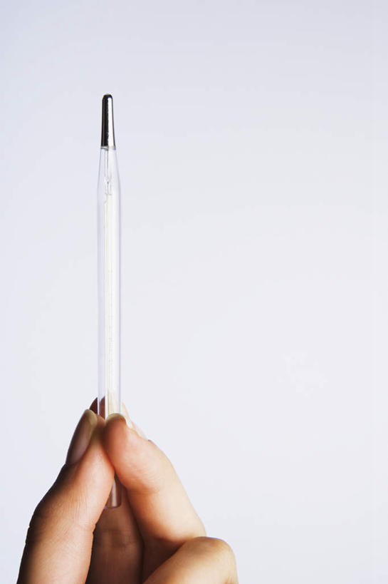 西方人,手,一个人,竖图,室内,特写,白天,白色背景,正面,生活用品,欧洲,欧洲人,仅一个年轻女性,仅一个女性,仅一个人,握,医学,测量,器材,温度计,刻度,拿,拿着,玻璃制品,一个,体温计,手部,握着,摄影,影棚,单个,单手,快速,温度,感冒,医疗,准确,体温,精度,精准,发烧,水银温度计,流感,物理,水银体温计,水银柱,缩口,玻璃体温计,玻璃温度计,医用温度计,年轻女性,女人,女性,白种人,半身,彩图,影棚拍摄,拍摄