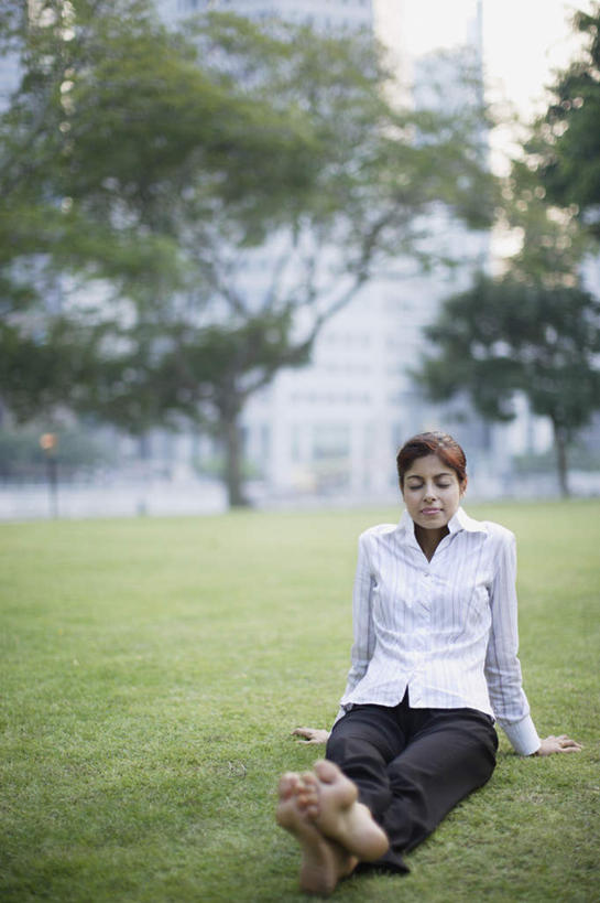 西方人,一个人,商务人士,商务女性,高楼大厦,坐,竖图,室外,白天,正面,草地,草坪,植物,大厦,建筑,摩天大楼,欧洲,欧洲人,仅一个女性,仅一个人,套装,朦胧,模糊,注视,光脚,草,树,树木,绿色,自然,观察,看,仅一个中年女性,赤脚,生长,成长,观看,察看,关注,商务装,工薪阶层,女人,女性,中年女性,白种人,白领,上班族,坐着,彩图,全身,大楼,高层建筑,高楼,摩天楼