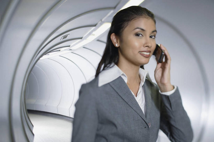 东方人,一个人,商务人士,商务女性,站,笑,打电话,微笑,露齿笑,横图,室内,白天,正面,电话,手机,照明,亚洲,仅一个年轻女性,仅一个女性,仅一个人,握,套装,通道,桥,灯光,拿,听,拿着,注视,黄种人,通讯设备,顶灯,灯,灯具,观察,看,站着,握着,观看,照亮,察看,照明设备,关注,商务装,工薪阶层,廊桥,登机桥,交流,年轻女性,女人,女性,亚洲人,白领,上班族,沟通,通话,站立,半身,彩图