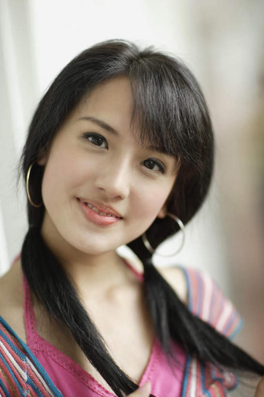 东方人,脸,头,脸颊,一个人,站,笑,微笑,竖图,室内,特写,白天,正面,亚洲,仅一个年轻女性,仅一个女性,仅一个人,服装,朦胧,模糊,装饰,头饰,注视,休闲装,黄种人,肩膀,衣服,黑色,发饰,饰品,观察,看,站着,休闲,休闲服,服饰,观看,华丽,修饰,点缀,察看,关注,头绳,配饰,衬托,美观,雅致,雅观,年轻女性,女人,女性,亚洲人,头部,长发,直发,脸部,脸蛋,面部,站立,半身,彩图,发绳