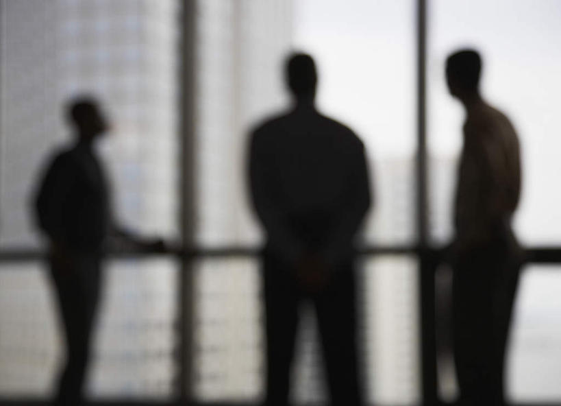 西方人,三个人,同事,商务人士,商务男性,站,说,横图,室内,白天,衬衫,讨论,成功,合作,团队,集体,信心,窗户,欧洲,非洲,黑人,欧洲人,套装,朦胧,模糊,背光,注视,队伍,玻璃窗,背面,观察,看,站着,观看,察看,领导,成就,关注,商务装,合伙,领袖,逆光,工薪阶层,交流,男人,男性,中年男性,白种人,非洲人,白领,上班族,沟通,讲话,交谈,商讨,说话,谈话,站立,半身,彩图,衬衣