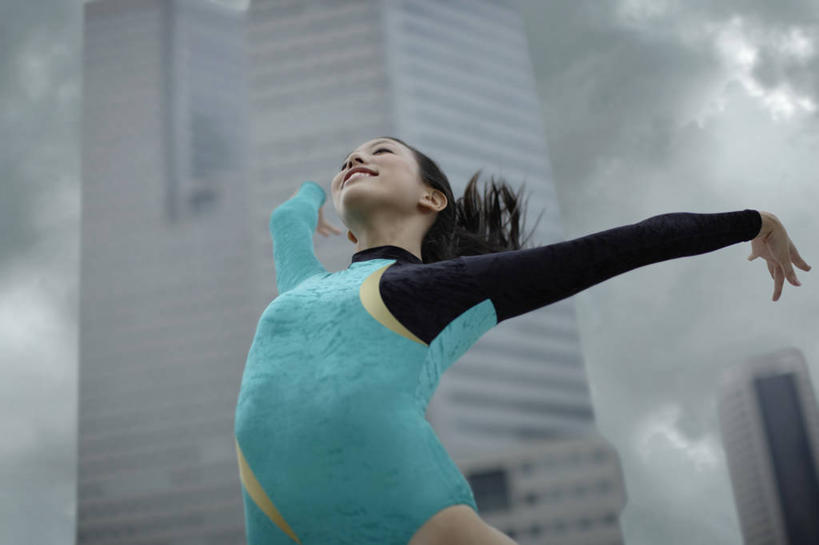 东方人,一个人,运动员,高楼大厦,跳,举,伸展双臂,笑,微笑,露齿笑,横图,室外,白天,仰视,运动服,办公楼,大厦,建筑,摩天大楼,写字楼,亚洲,仅一个年轻女性,仅一个女性,仅一个人,握,服装,体操,丝绸,丝带,云,云朵,缎带,半空,拿,云彩,拿着,黄种人,绸带,衣服,蓝色,白云,蓝天,天空,楼宇,天,托,商务楼,握着,服饰,晴朗,张开双腿,衣着,穿着,体操服,艺术体操,衣饰,带操,体操彩带,艺术体操带,展开双腿,年轻女性,女人,女性,亚洲人,晴空,体育运动员,运动选手,敞开双臂,举起,举手,举着,伸开双臂,跳跃,向上举,向上伸,向上托,展开双肩,张开手臂,张开双臂,半身,彩图,低角度拍摄,大楼,高层建筑,高楼,摩天楼,半体服,伸展双腿,运动装