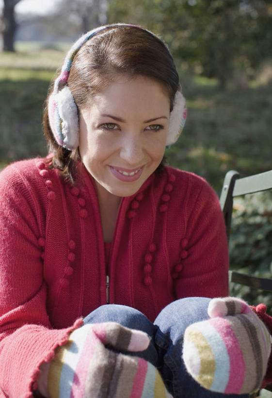 西方人,一个人,坐,笑,微笑,露齿笑,竖图,室外,白天,正面,草地,草坪,植物,椅子,欧洲,欧洲人,仅一个年轻女性,仅一个女性,仅一个人,服装,装饰,木椅,注视,休闲装,草,树,树木,衣服,绿色,自然,手套,观察,看,休闲,温暖,休闲服,服饰,生长,成长,耳罩,观看,保暖,华丽,点缀,察看,御寒,关注,耳套,衬托,美观,雅致,雅观,耳护,耳暖,年轻女性,女人,女性,白种人,坐着,半身,彩图