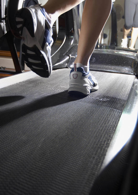 西方人,腿部,腿,一个人,跑,竖图,室内,特写,白天,运动鞋,锻炼,运动,鞋子,欧洲,欧洲人,仅一个女性,仅一个人,阴影,反射,影子,运动器械,背面,仅一个中年女性,健身器械,休闲鞋,健身器材,体育,女人,女性,中年女性,白种人,跑步,半身,彩图,健身,运动器材,跑步机