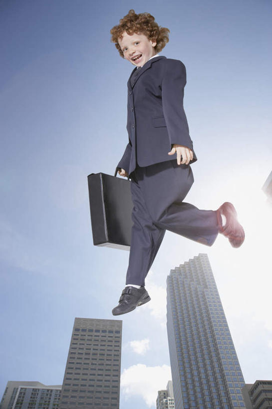 西方人,儿童,一个人,商务人士,商务男性,高楼大厦,跳,笑,微笑,露齿笑,竖图,室外,白天,仰视,衬衫,纯洁,办公楼,大厦,建筑,摩天大楼,写字楼,欧洲,欧洲人,仅一个男性,仅一个人,握,阴影,套装,光线,包,公文包,影子,半空,拿,拿着,注视,小孩,蓝色,蓝天,天空,阳光,楼宇,天,观察,看,仅一个小孩,商务楼,可爱,童年,童趣,握着,晴朗,公事包,观看,察看,关注,商务装,工薪阶层,童真,烂漫,无邪,万里无云,天真,男孩,男人,男性,白种人,孩子,白领,上班族,晴空,晴空万里,跳跃,彩图,低角度拍摄,全身,衬衣,大楼,高层建筑,高楼,摩天楼,男生